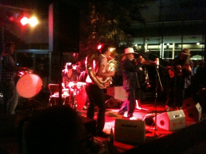 Stukje toetergebeuren naar de mensen toe