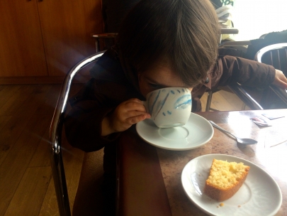 in het glasje kijken