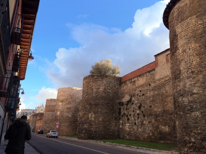 con davicin por la muralla, menudo cielo tiene le�n!
